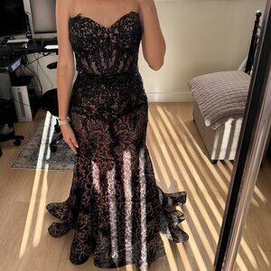 lack Embellished Strapless Sweetheart Trumpet Gown